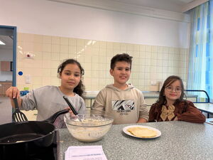Kinder beim Pfannkuchen backen