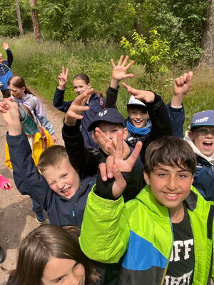 Kinder beim Wandern im Wald