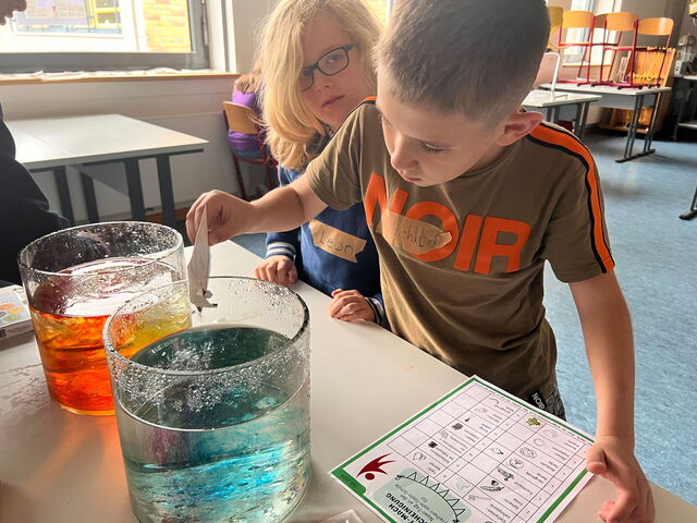 Schülerinnen und Schüler beim Experimentieren
