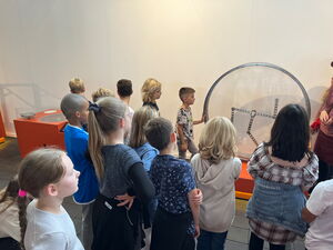 Schulkinder auf der Ausstellung Tuch und Technik