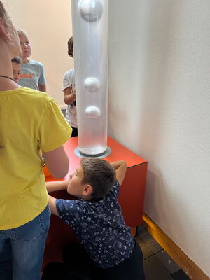 Schulkinder auf der Ausstellung Tuch und Technik