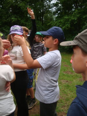 Schülerinnen und Schüler beim Programm im Park
