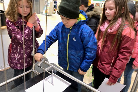 Schulkinder im Museum