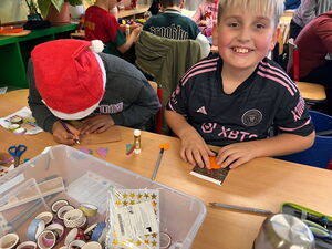 Schülerinnen und Schüler beim Weihnachtsbasteln
