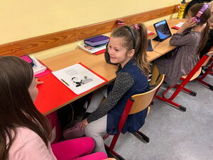 Schülerinnen und Schüler bei Lernen am Tablet