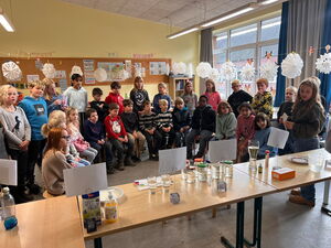 Schülerinnen und Schüler beim Experimentieren in Gruppen