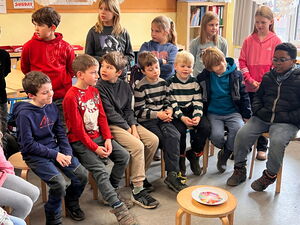 Schülerinnen und Schüler beim Experimentieren in Gruppen