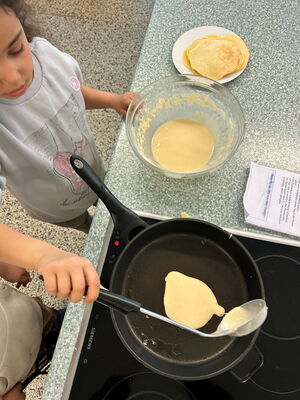 Kinder beim Pfannkuchen backen