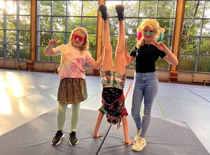 Kinder bei Gruppenspielen in der Halle