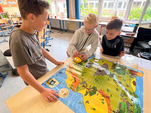 Schülerinnen und Schüler beim Experimentieren mit Beebots