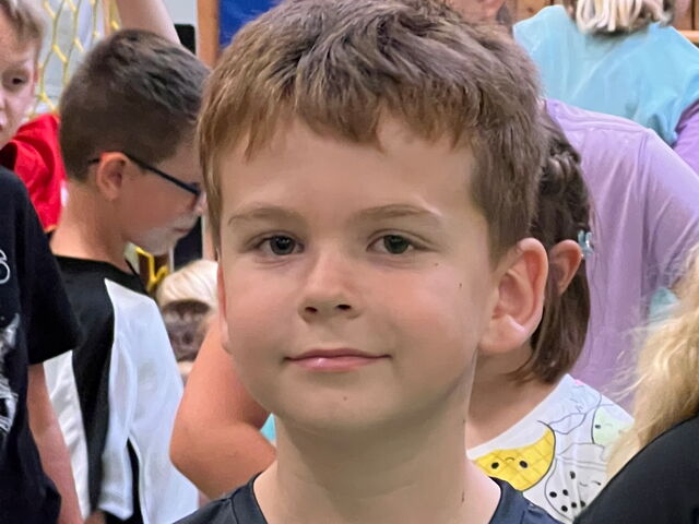 Kinder beim Spiel in der Turnhalle