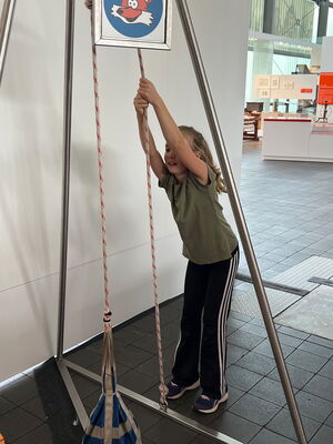 Schulkinder auf der Ausstellung Tuch und Technik