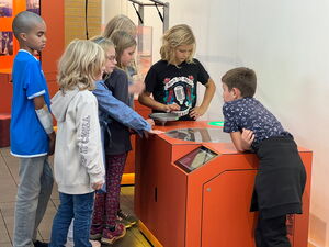 Schulkinder auf der Ausstellung Tuch und Technik