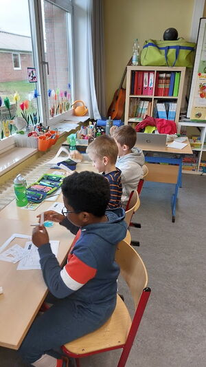 Kinder im Klassenzimmer beim Lernen