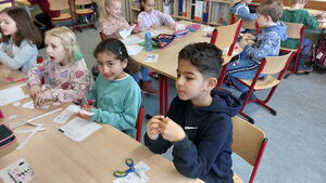 Kinder im Klassenzimmer beim Lernen