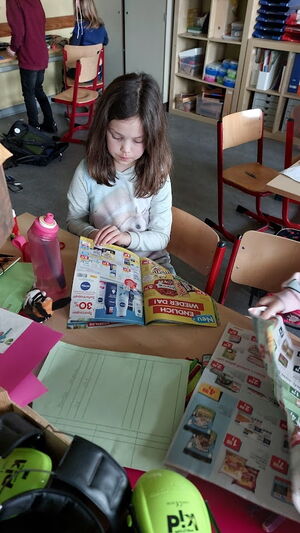 Kinder im Klassenzimmer beim Lernen