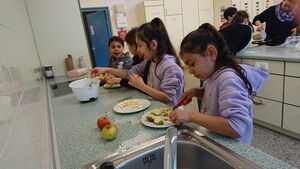 Kinder in der Küche beim Schneiden