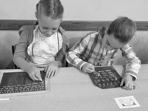 Schulkinder beim Projekt Schule früher