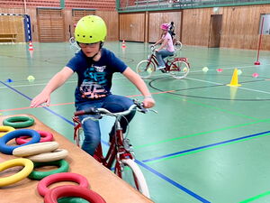 Kind beim Fahrradtraining