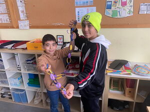Schulkinder beim Basteln in der Schule
