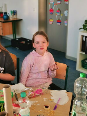 Schülerinnen und Schüler beim Weihnachtsbasteln