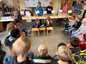 Schülerinnen und Schüler beim Experimentieren in Gruppen