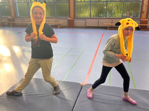 Kinder bei Gruppenspielen in der Halle