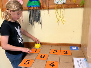 Schülerinnen und Schüler beim Experimentieren mit Beebots