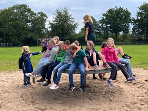 Schülerinnen und Schüler beim Experimentieren