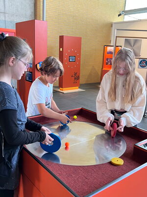 Schulkinder auf der Ausstellung Tuch und Technik