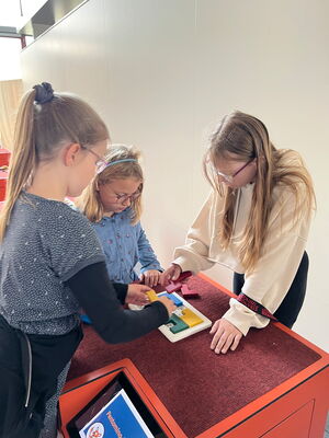 Schulkinder auf der Ausstellung Tuch und Technik