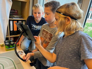 Schulkinder experimentieren mit Stop-Motion-Filmen
