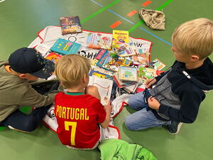 Schulkinder beim Bücherflohmarkt in der Turnhalle