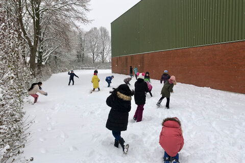 Schneeballschlacht im Schulhof