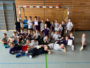 Schülerinnen und Schüler beim Hallensportfest