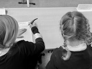 Schulkinder beim Projekt Schule früher