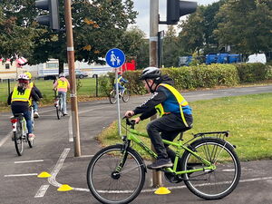Kind beim Fahrradtraining