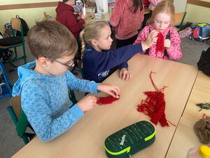 Schulkinder beim Basteln in der Schule