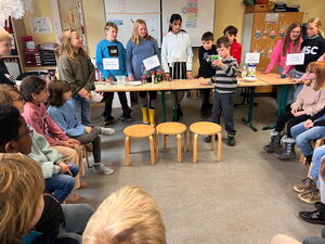 Schülerinnen und Schüler beim Experimentieren in Gruppen