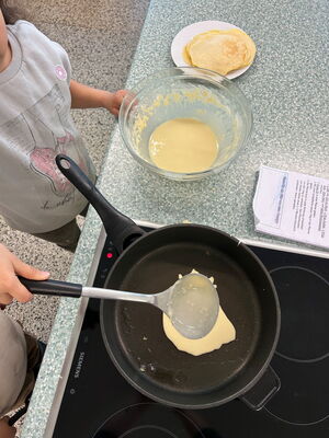 Kinder beim Pfannkuchen backen