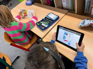 Kinder mit Tablets und Kopfhörern