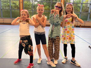 Kinder bei Gruppenspielen in der Halle