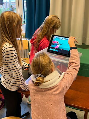 Schulkinder experimentieren mit Stop-Motion-Filmen