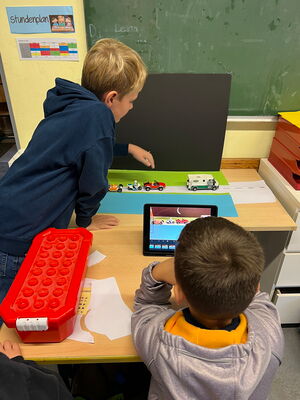 Schulkinder experimentieren mit Stop-Motion-Filmen