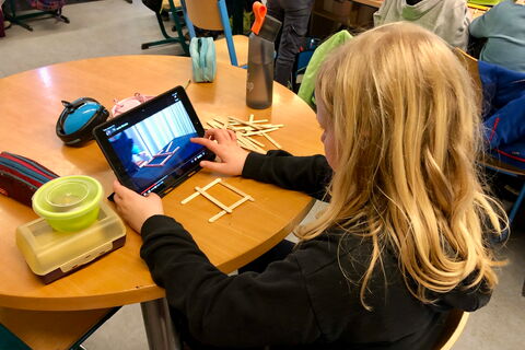 Schülerin am Tablet