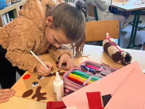 Schülerinnen und Schüler beim Weihnachtsbasteln