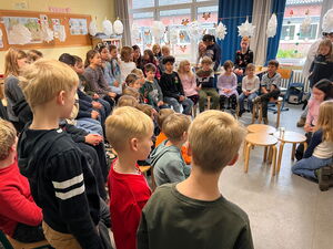 Schülerinnen und Schüler beim Experimentieren in Gruppen