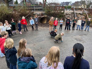 Schülerinnen und Schüler beim Experimentieren in Gruppen