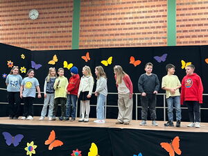 Kinder auf dem Podium