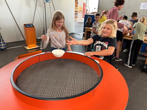 Schulkinder auf der Ausstellung Tuch und Technik